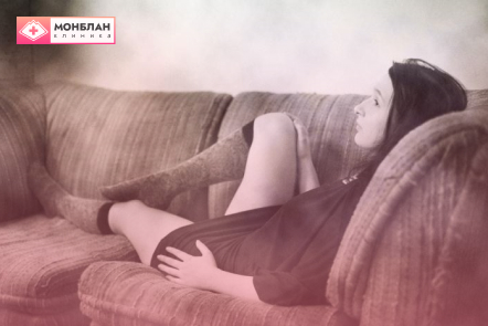Девушка задумчиво лежит на диване Девушка задумчиво лежит на диване