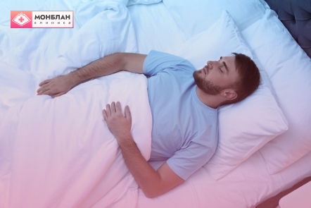 Мужчина спит Мужчина спит